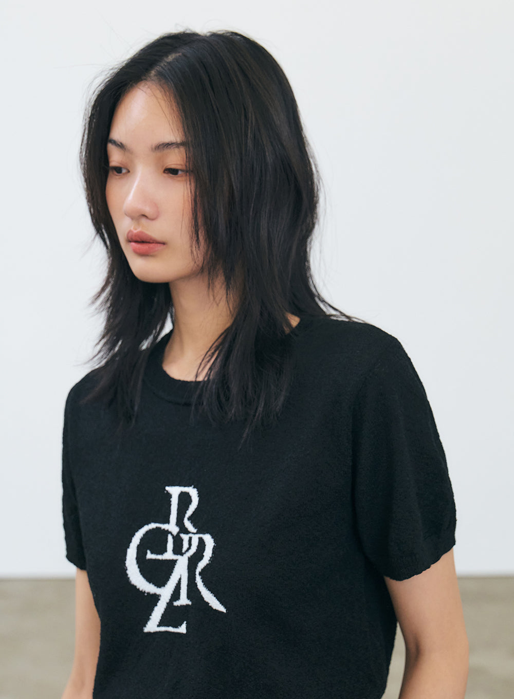 Buckle Symbol Logo Short Sleeve Knit Black